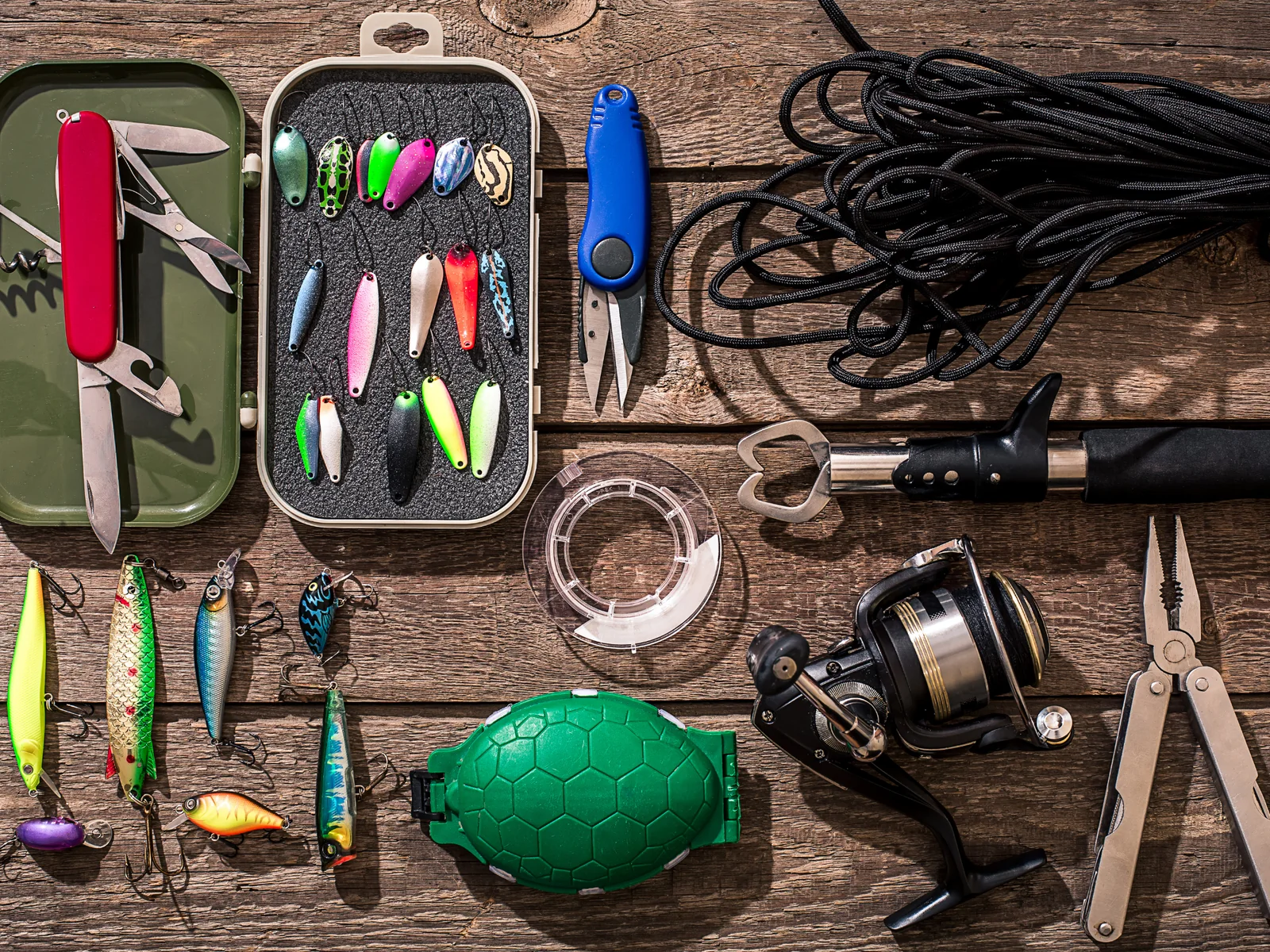 Equipo y accesorios de spinning preparados antes de una salida de pesca